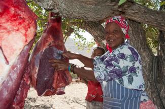 Drought relief in Torra Conservancy: Josephine Basson distributes game meat